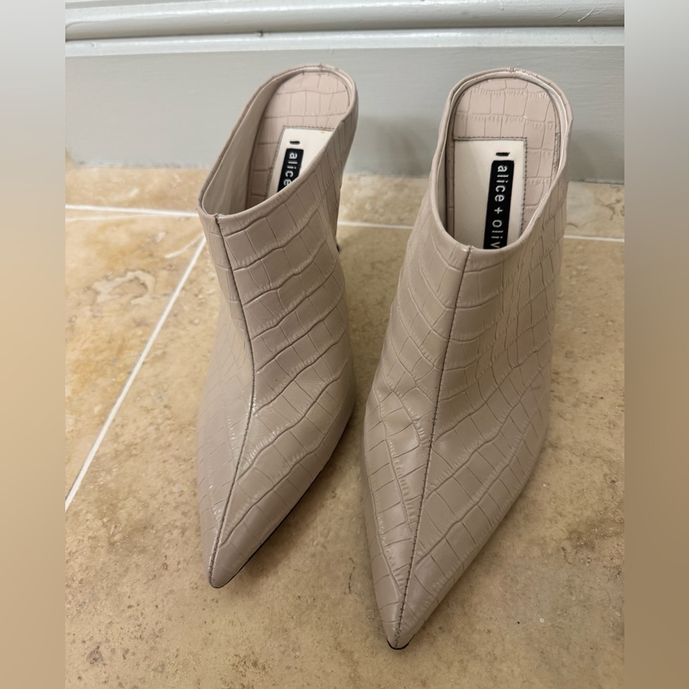 Alice + Olivia stiletto Mule
